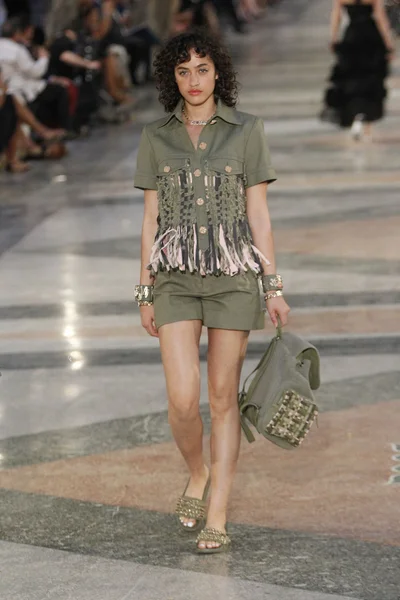 Look 18